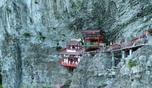 贵州深山里发现一座悬空寺，百米崖壁上，仅靠两根木棍支撑，神奇