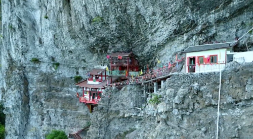 贵州深山里发现一座悬空寺，百米崖壁上，仅靠两根木棍支撑，神奇