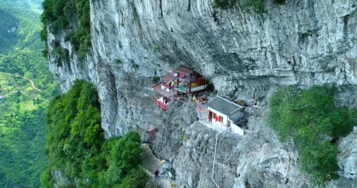 贵州深山里发现一座悬空寺，百米崖壁上，仅靠两根木棍支撑，神奇