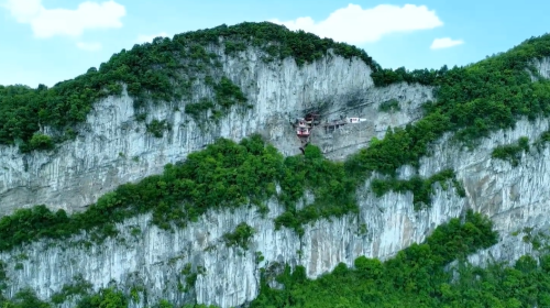 贵州深山里发现一座悬空寺，百米崖壁上，仅靠两根木棍支撑，神奇