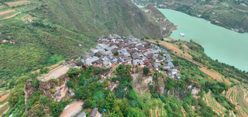 云南大山中发现一座石头城，108户人家聚居在一块石头上，太神奇