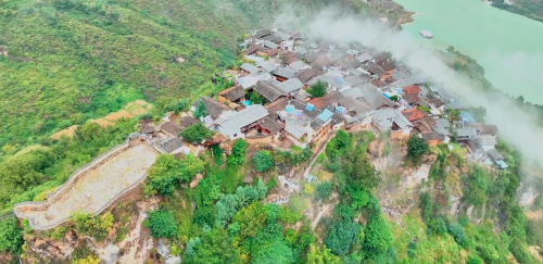 云南大山中发现一座石头城，108户人家聚居在一块石头上，太神奇