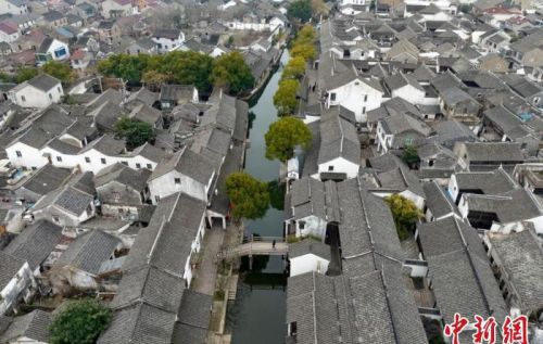 江南黎里古镇白墙黛瓦河道蜿蜒展“水乡古韵”