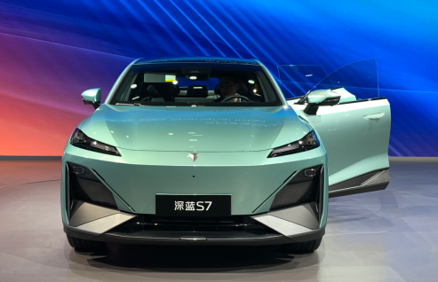 提供纯电和增程式混动，深蓝S7亮相2023上海车展