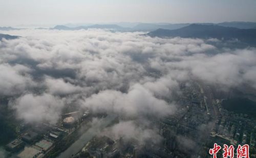 贵州江口：绿水青山云雾缭绕尽显生态美