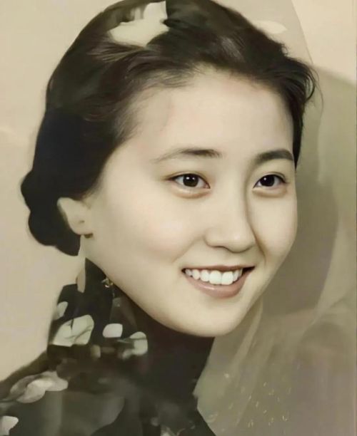 蒋英年轻时的照片，美极了，她是钱学森的夫人，有1/2日本血统