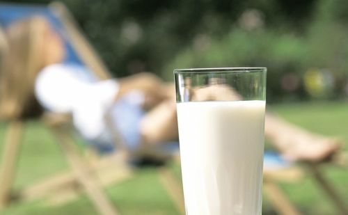 长期喝牛奶会早熟吗？