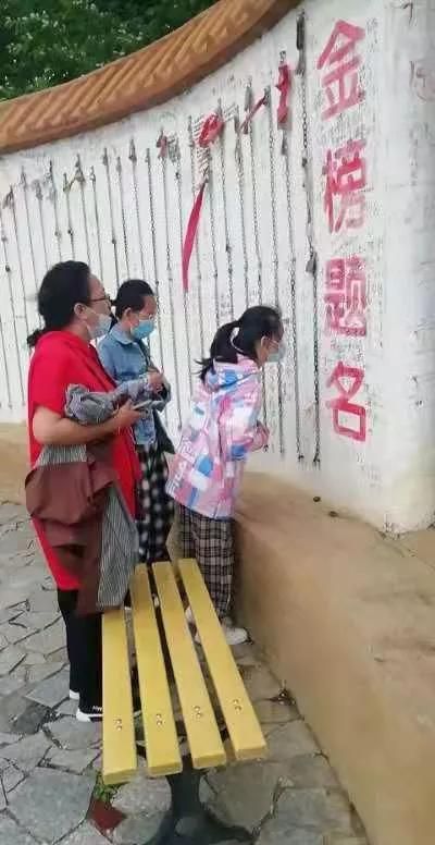 17岁女生不懂打扮，被家人责骂。你们的17岁是怎样的？