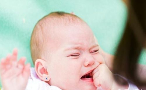 快九个月的宝宝晚上频繁醒来，一醒就吃奶并且不给吃就大哭，是什么原因？
