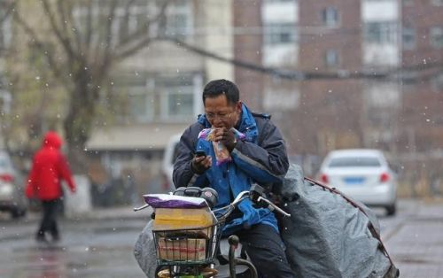 为什么感觉越来越多的人喜欢在网上表达负面情绪呢？