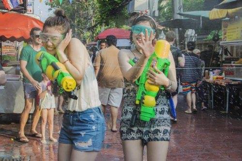  女子泼水节遭众男子围着泼水撕雨衣，女子泼水节遭众男子围着泼水撕雨衣视频