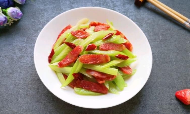 腊肠炒芹菜