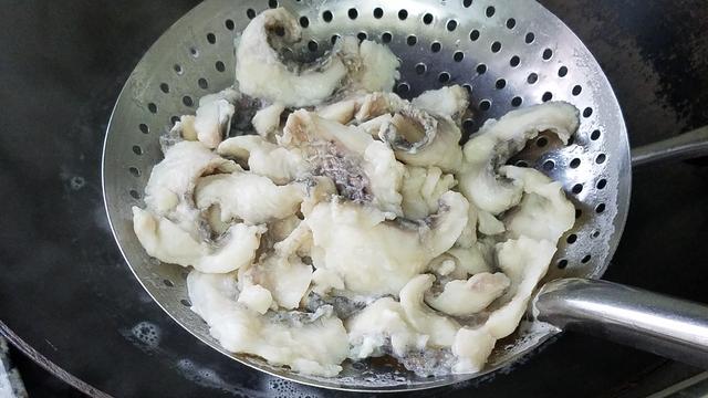 鱼片的家常做法简单（鱼片这样做才够味）(11)