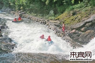 优美风景伴佳人（把欢笑倩影留在奇山秀水中）(2)