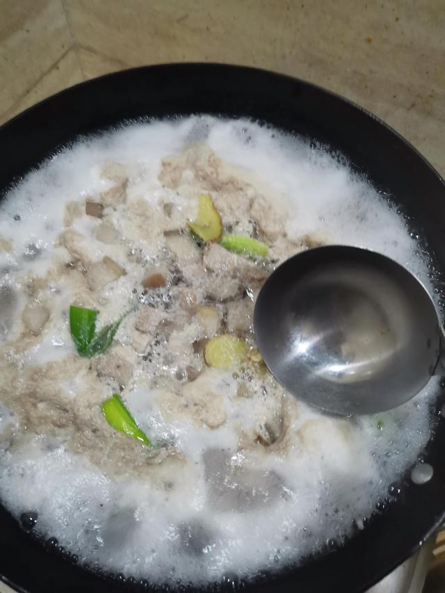 土豆红烧肉家常做法（家常菜土豆红烧肉）(4)