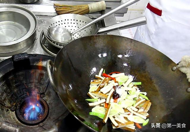 蒜苔炒豆腐干怎么炒才好吃（分享一道家常小菜大葱爆香干）(7)