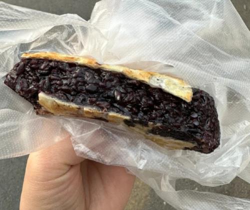 男子在淄博花20元买了一块紫米饼，感觉被坑后发视频，结果......，网红紫米饼的做法