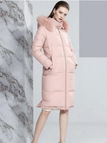 粉色羽绒服搭配