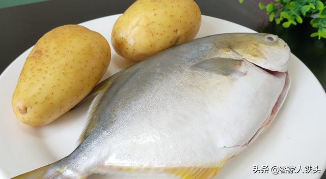 鱼和土豆一起做的做法（过年鱼肉有过瘾吃法）(1)