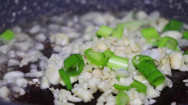 红烧茄子的家常做法（简单易学 好吃又下饭）(11)