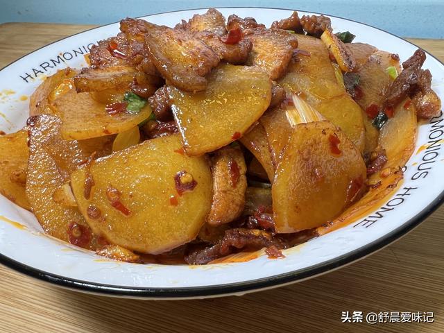 川菜师傅土豆回锅肉怎么做（经典川菜土豆回锅肉）(3)