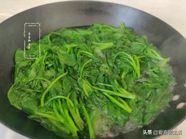 这菜此时最便宜，焯水放冰箱囤起来，从春吃到夏，再过一阵就老了（这菜此时最便宜）(5)