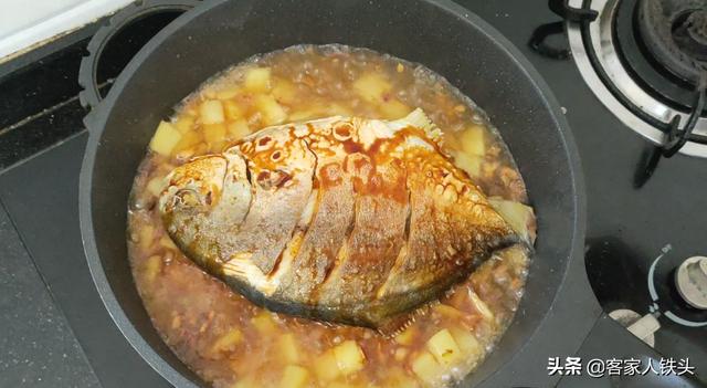 鱼和土豆一起做的做法（过年鱼肉有过瘾吃法）(7)