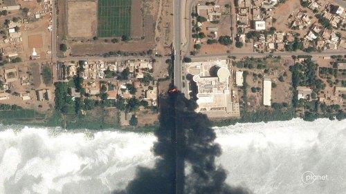  苏丹武装冲突卫星影像曝光：大桥着火飞机烧毁，硝烟四起