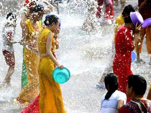  女子泼水节被众男子围着泼水撕雨衣，网友：变味了像是流氓节，泼水节泼女生