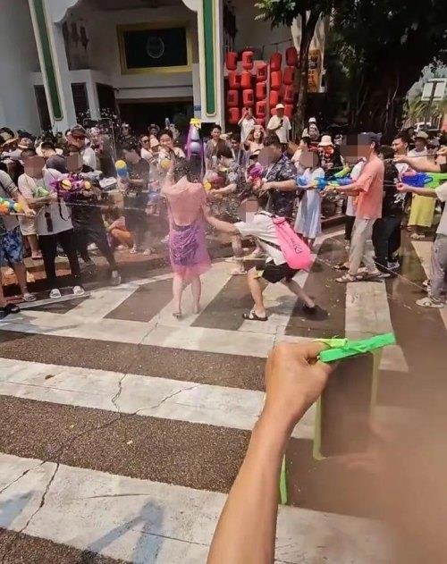  女游客在“泼水节”被男性撕雨衣，当事人：很崩溃，没有边界感！