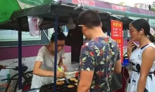  男子在淄博花20元买了一块紫米饼，感觉被坑后发视频，结果......，网红紫米饼的做法