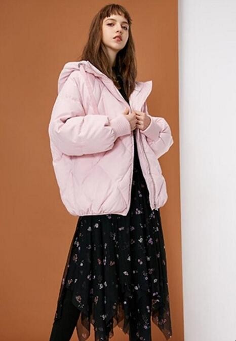 粉色羽绒服搭配