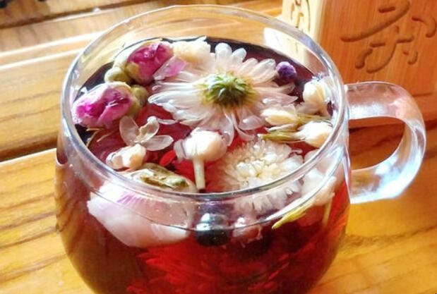 菊花和玫瑰花泡茶