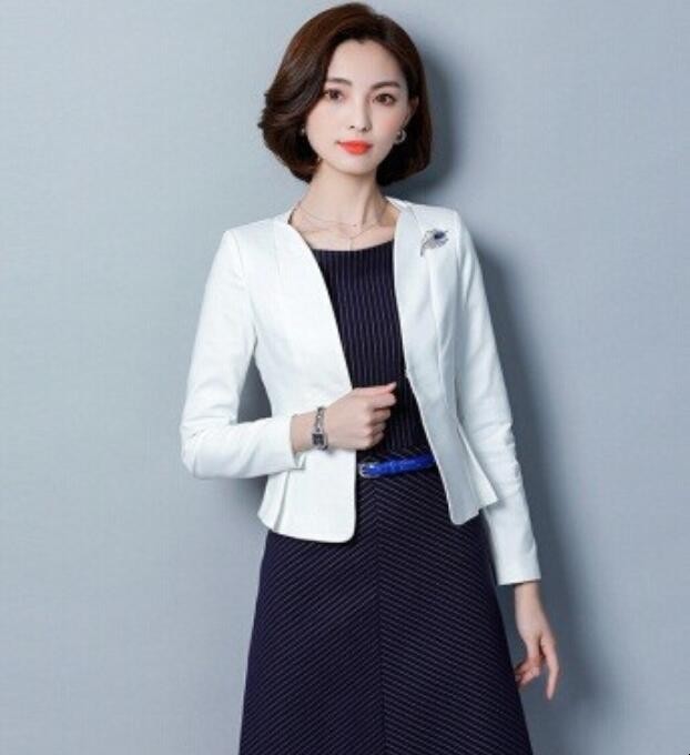 女生白色西装