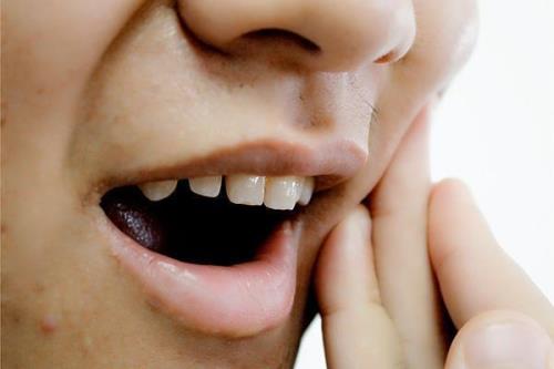 为何牙齿上会冒出一个个小黑点？或是身体埋藏的健康隐患，别忽视