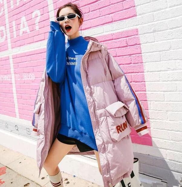 粉色羽绒服搭配