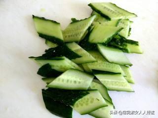 青瓜木耳烧豆腐的做法（木耳黄瓜烧豆腐的做法）(5)