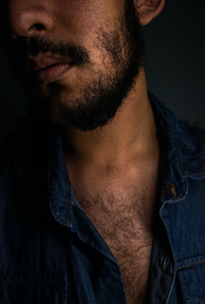 男人胸毛生长旺盛暗示着什么？能不能修掉？
