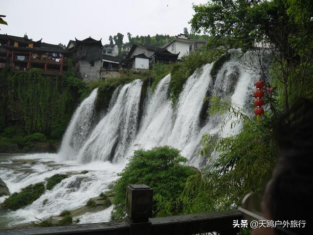 芙蓉古镇最佳观赏瀑布的位置（挂在瀑布上的千年古镇）(4)