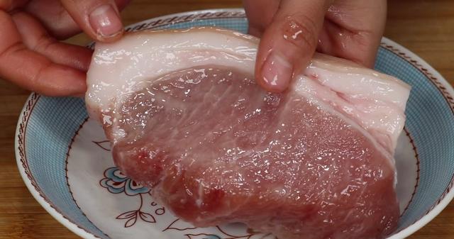 猪肉怎么保鲜存放随时可以吃（猪肉万万不要直接放冰箱保存）(2)