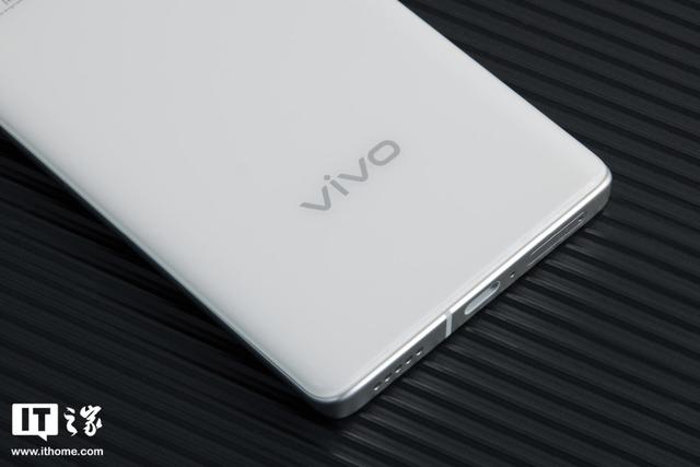 vivo X90全新配色“告白”（IT之家开箱vivoX90）(2)