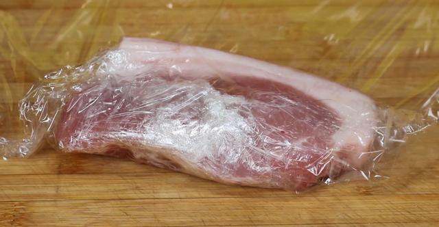 猪肉怎么保鲜存放随时可以吃（猪肉万万不要直接放冰箱保存）(3)