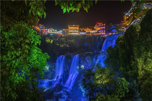 芙蓉镇挂在瀑布上的千年古镇夜景（不可错过的芙蓉镇夜景）(3)