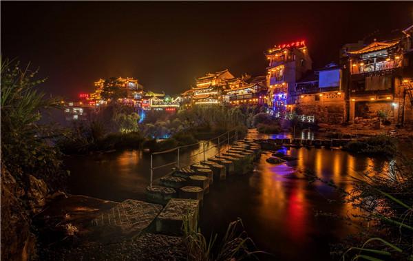 芙蓉镇挂在瀑布上的千年古镇夜景（不可错过的芙蓉镇夜景）(6)