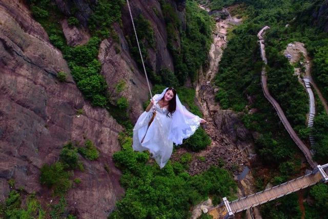 极限高空跳伞视觉盛宴（湖南极限高空婚礼这绝对是今年七夕最刺激的打开方式）(9)