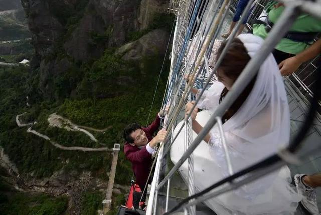 极限高空跳伞视觉盛宴（湖南极限高空婚礼这绝对是今年七夕最刺激的打开方式）(7)