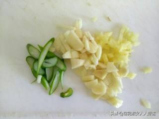 青瓜木耳烧豆腐的做法（木耳黄瓜烧豆腐的做法）(3)